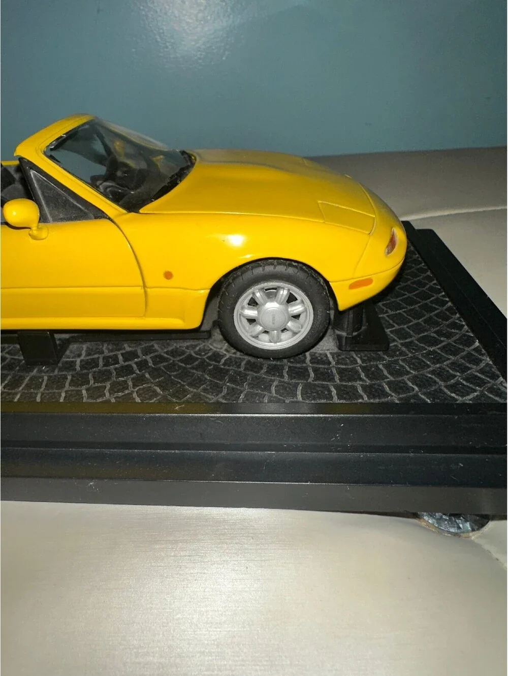 Kyosho Yellow MX-5 Miata Vintage Model Car Detailed 1:18